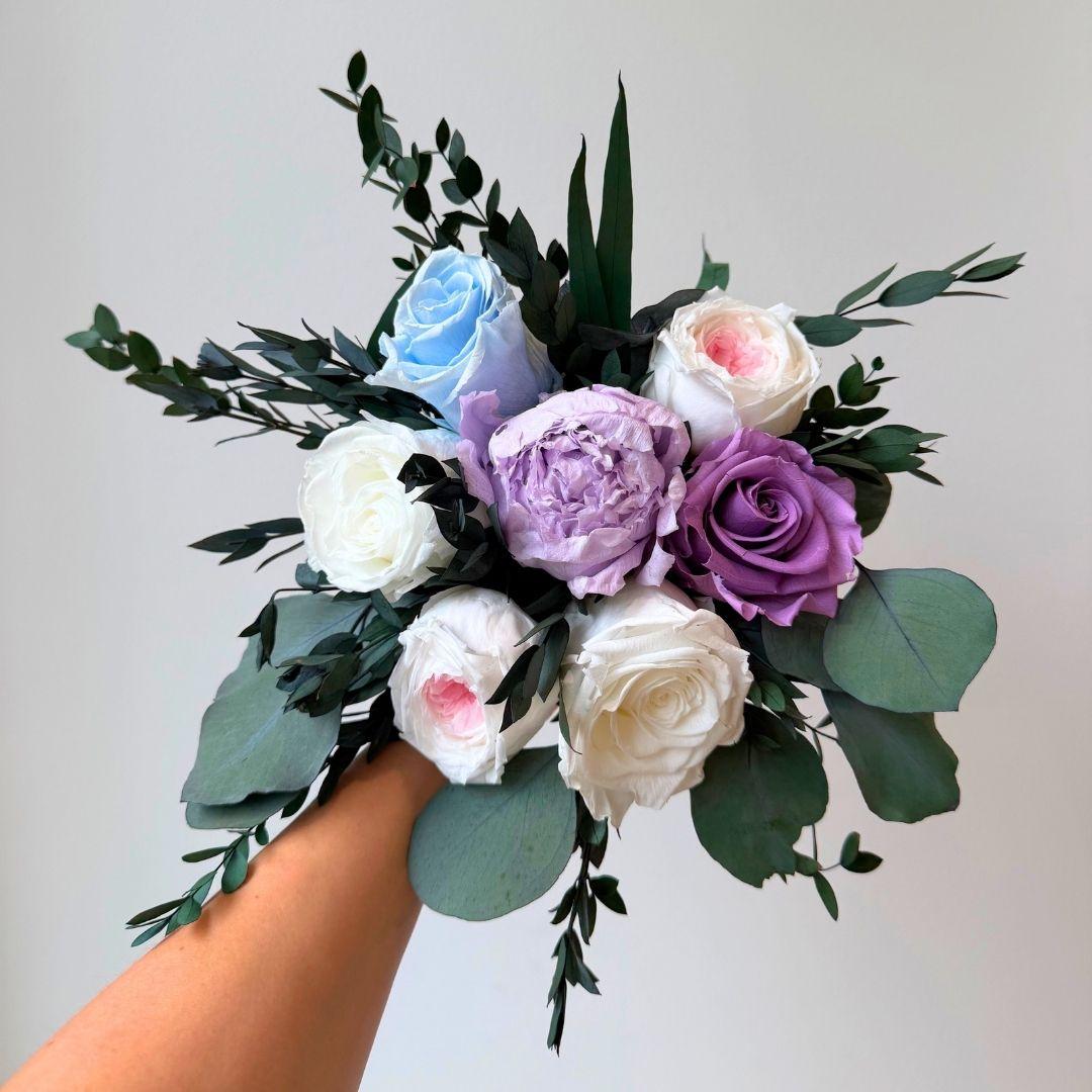 Season bouquet kimppu, jossa vaaleansinisiä, violetteja ja valkoisia kukkia