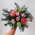 Season bouquet kimppu jossa pinkkiä, vaaleanpunaista ja vihreitä kukkia