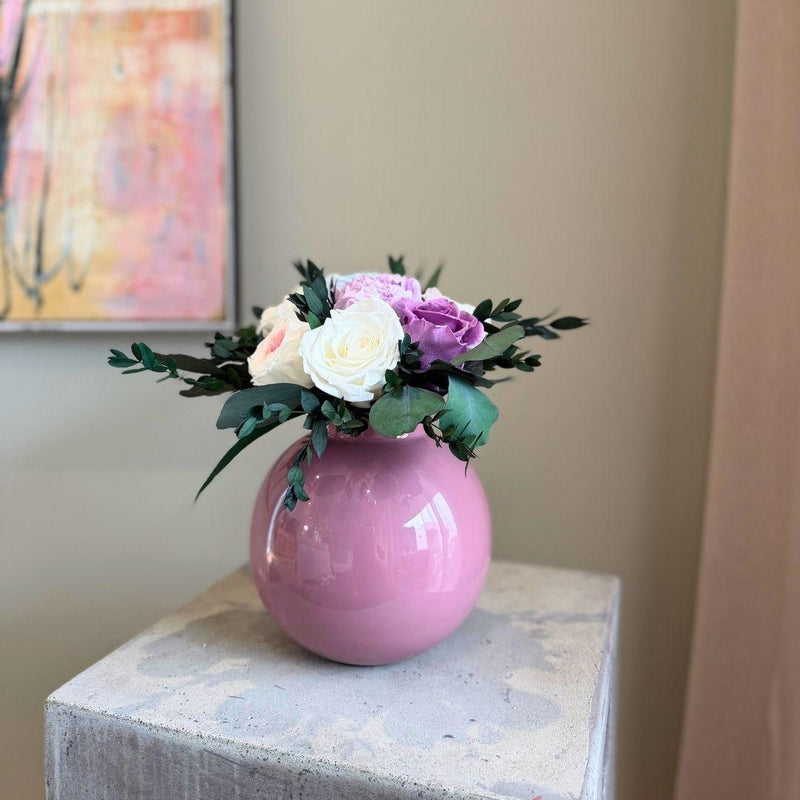 Season bouquet kimppu, jossa violetteja ja valkoisia kukkia