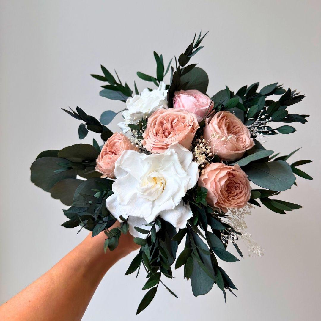 Season bouquet kimppu jossa valkoisia, nudeja ja vaaleanpunaisia kukkia