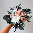 Season bouquet kimppu jossa valkoisia, nudeja ja vaaleanpunaisia kukkia