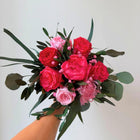 Season bouquet kimppu jossa pinkkejä ja vaaleanpunaisia kukkia