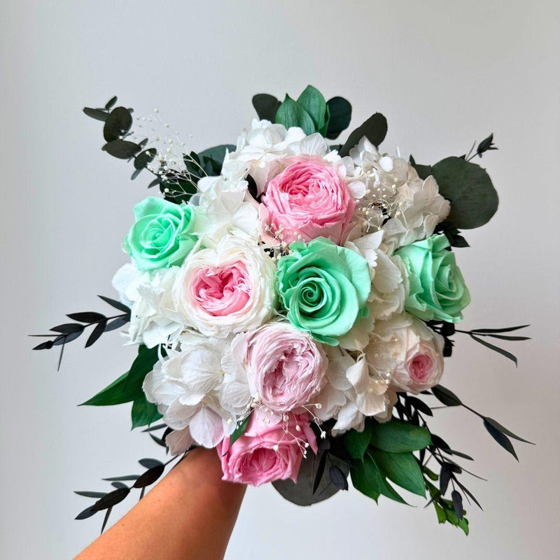 Season bouquet kimppu jossa mintun värisiä ruusuja, vaaleanpunaisia ja valkoisia kukkia