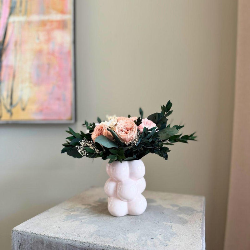 Season bouquet kimppu jossa nudea ja vaaleanpunaisia kukkia