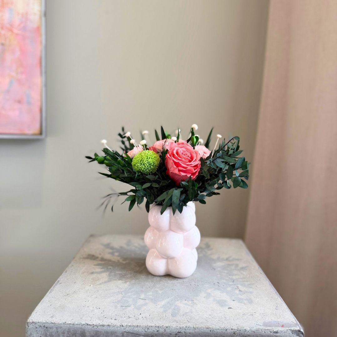 Season bouquet kimppu missä pinkkejä ja vaaleanpunaisia ruusuja sekä erilaisia vihreitä