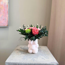 Season bouquet kimppu missä pinkkejä ja vaaleanpunaisia ruusuja sekä erilaisia vihreitä